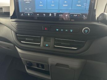 Ford Transit Custom 320 SWB Limited 65kWh 100kw / 136PS Auto