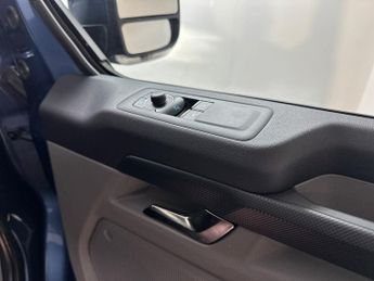 Ford Transit Custom 320 SWB Limited 65kWh 100kw / 136PS Auto