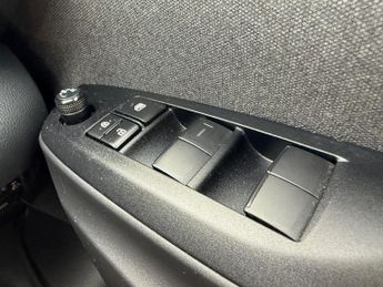 Toyota Yaris 1.5 VVT-h Design E-CVT Euro 6 (s/s) 5dr