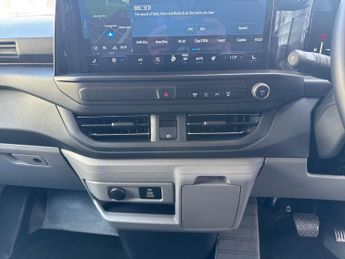Ford Transit Custom 320 SWB Limited 65kWh 100kw / 136PS Auto