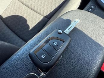 Toyota Yaris 1.5 VVT-h Design E-CVT Euro 6 (s/s) 5dr
