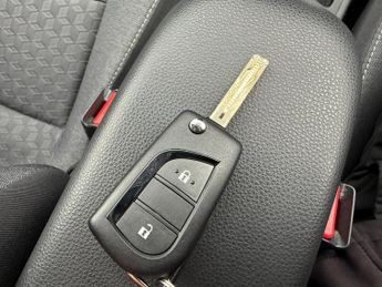 Toyota Yaris 1.5 VVT-h Design E-CVT Euro 6 (s/s) 5dr
