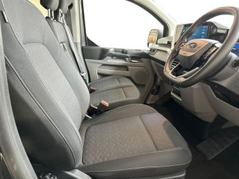 Ford Transit Custom 320 SWB Limited 65kWh 100kw / 136PS D/Cab Auto