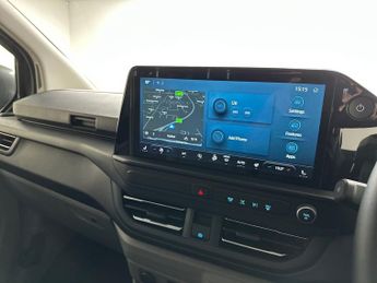 Ford Transit Custom 320 SWB Limited 65kWh 100kw / 136PS D/Cab Auto