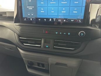 Ford Transit Custom 320 SWB Limited 65kWh 100kw / 136PS D/Cab Auto