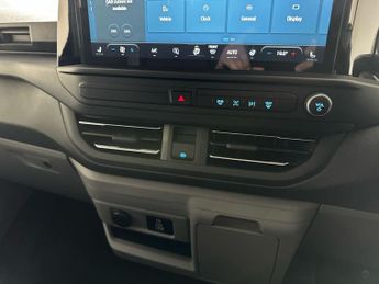 Ford Transit Custom 320 SWB Limited 65kWh 100kw / 136PS D/Cab Auto