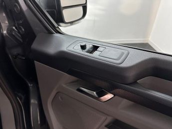 Ford Transit Custom 320 SWB Limited 65kWh 100kw / 136PS D/Cab Auto