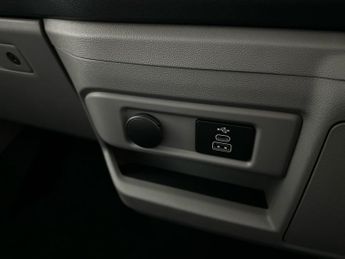 Ford Transit Custom 320 SWB Limited 65kWh 100kw / 136PS D/Cab Auto