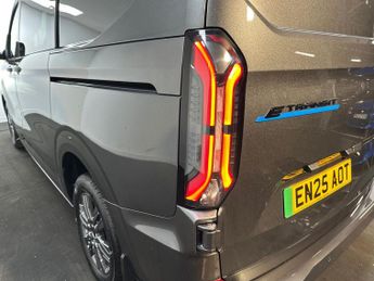 Ford Transit Custom 320 SWB Limited 65kWh 100kw / 136PS D/Cab Auto