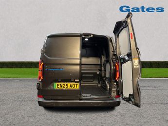 Ford Transit Custom 320 SWB Limited 65kWh 100kw / 136PS D/Cab Auto