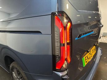 Ford Transit Custom 320 SWB Limited 65kWh 100kw / 136PS Auto