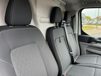 Ford Transit Custom 320 SWB Limited 65kWh 100kw / 136PS Auto