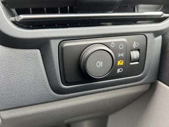 Ford Transit Custom 320 SWB Limited 65kWh 100kw / 136PS Auto