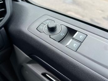 Ford Transit Custom 320 SWB Limited 65kWh 100kw / 136PS Auto