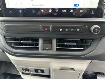 Ford Transit Custom 320 SWB Limited 65kWh 100kw / 136PS Auto