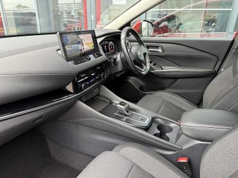Nissan Qashqai 1.3 DIG-T (158ps) N-Connecta [Glass Roof]