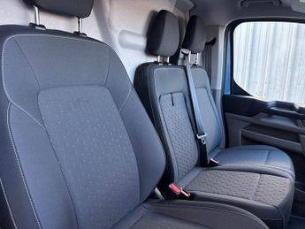 Ford Transit Custom 320 SWB Limited 65kWh 100kw / 136PS Auto