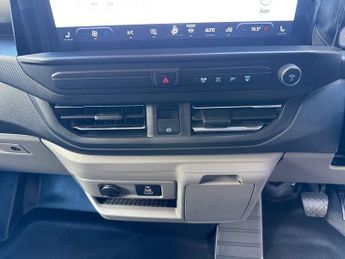 Ford Transit Custom 320 SWB Limited 65kWh 100kw / 136PS Auto