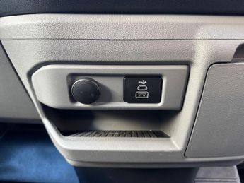 Ford Transit Custom 320 SWB Limited 65kWh 100kw / 136PS Auto