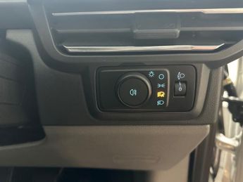 Ford Transit Custom 320 SWB Limited 65kWh 100kw / 136PS Auto