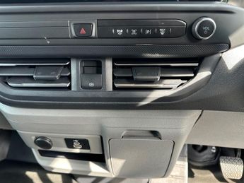 Ford Transit Custom 320 SWB Limited 65kWh 100kw / 136PS Auto
