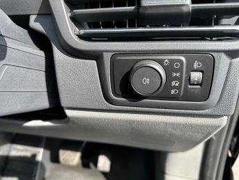 Ford Transit Custom 320 SWB Limited 65kWh 100kw / 136PS Auto