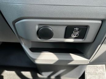 Ford Transit Custom 320 SWB Limited 65kWh 100kw / 136PS Auto