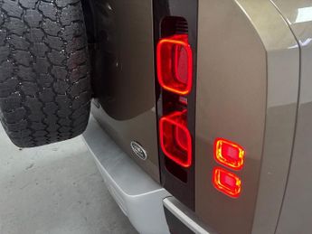 Land Rover Defender D250 Hard Top 110 SE 3.0l Auto