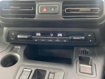 Vauxhall Combo Life 50kWh Ultimate XL MPV Auto 5dr (7.4kW Charger)