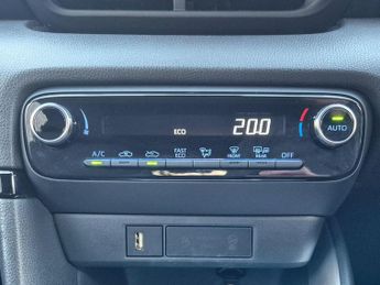 Toyota Yaris 1.5 VVT-h Design E-CVT Euro 6 (s/s) 5dr