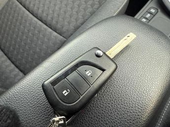 Toyota Yaris 1.5 VVT-h Design E-CVT Euro 6 (s/s) 5dr