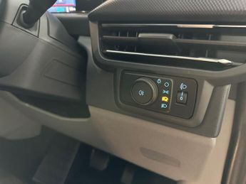 Ford Transit Custom 320 SWB Limited 65kWh 100kw / 136PS Auto