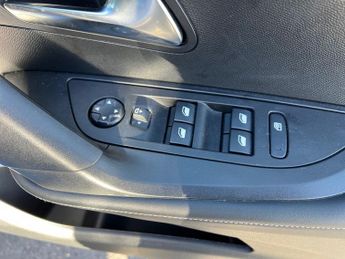 Peugeot 2008 5Dr Allure 100kW 50kWh Auto