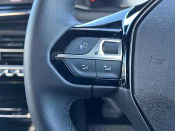 Peugeot 2008 5Dr Allure 100kW 50kWh Auto