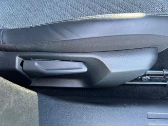 Peugeot 2008 5Dr Allure 100kW 50kWh Auto