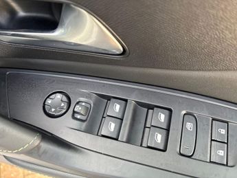 Peugeot 308 5Dr First Edition 115kW 54kWh Auto