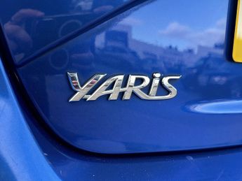 Toyota Yaris 1.5 Hybrid Blue Bi-tone 5dr CVT