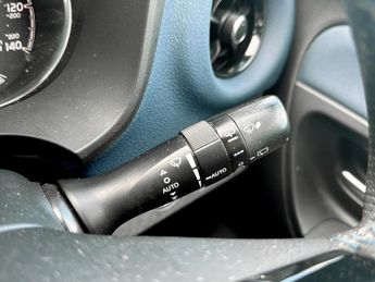 Toyota Yaris 1.5 Hybrid Blue Bi-tone 5dr CVT