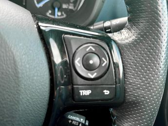 Toyota Yaris 1.5 Hybrid Blue Bi-tone 5dr CVT