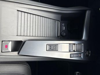 Peugeot 308 5Dr First Edition 115kW 54kWh Auto