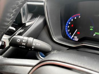 Toyota Corolla 1.8 VVT-i Hybrid Design 5dr CVT