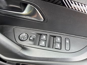 Peugeot 2008 5Dr Allure 1.2 PureTech 130PS Auto
