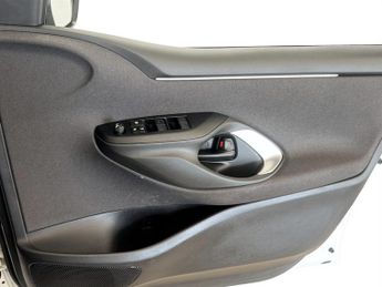 Toyota Yaris 1.5 Hybrid Design 5dr CVT
