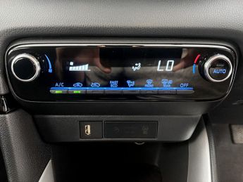 Toyota Yaris 1.5 Hybrid Design 5dr CVT