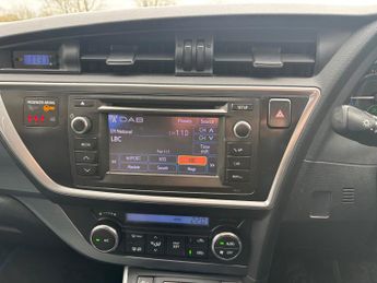 Toyota Auris 1.8 VVT-h Icon Hatchback 5dr Petrol Hybrid CVT Euro 5 (s/s) (136