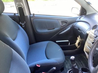 Toyota Yaris 1.3 VVT-i Colour Collection Hatchback 5dr Petrol Manual (133 g/k