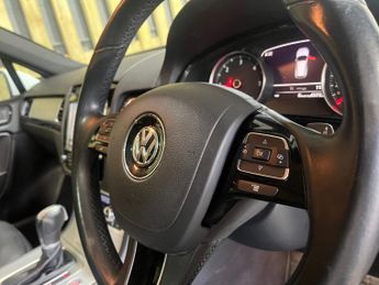 Volkswagen Touareg 3.0 TDI V6 BlueMotion Tech R-Line SUV 5dr Diesel Tiptronic 4WD E