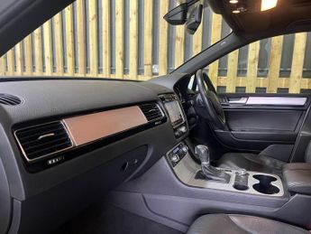 Volkswagen Touareg 3.0 TDI V6 BlueMotion Tech R-Line SUV 5dr Diesel Tiptronic 4WD E