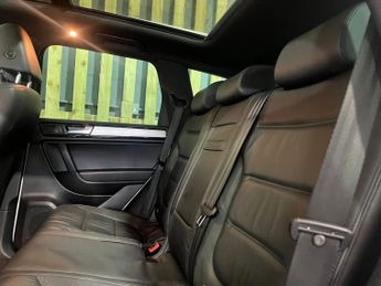 Volkswagen Touareg 3.0 TDI V6 BlueMotion Tech R-Line SUV 5dr Diesel Tiptronic 4WD E