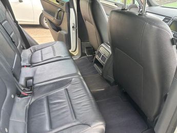 Volkswagen Touareg 3.0 TDI V6 BlueMotion Tech R-Line SUV 5dr Diesel Tiptronic 4WD E